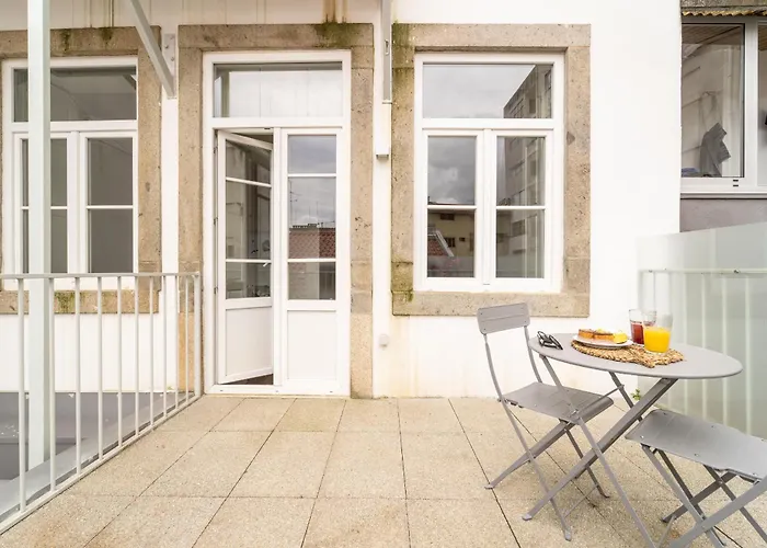 Escadaria 21 By House And People * 布拉加